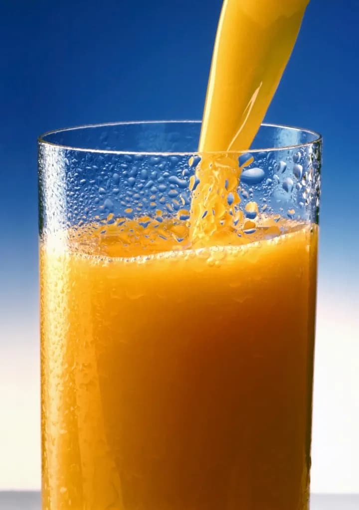 Jugo de naranja natural: Naranjas exprimidas al momento, sin azúcar añadida.