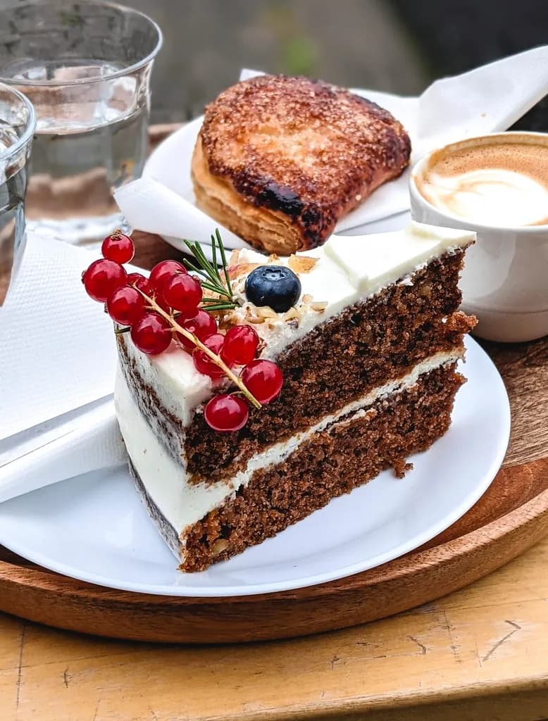 Torta de zanahoria: Torta húmeda de zanahoria y nueces, con frosting de queso crema y un toque de ca