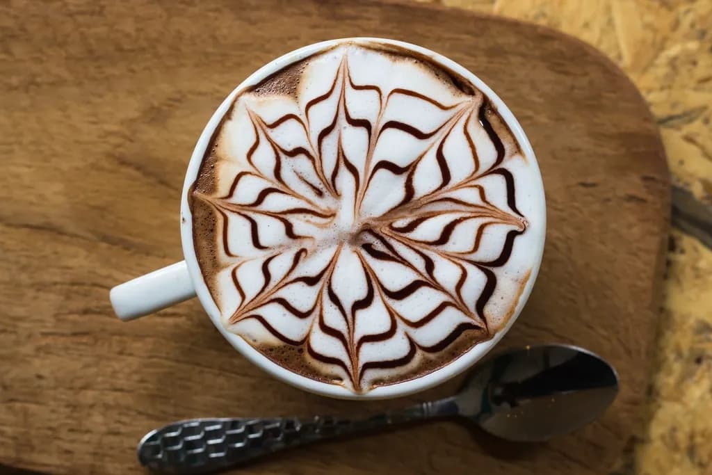 Mocaccino: Espresso, chocolate y leche vaporizada, coronado con crema batida.