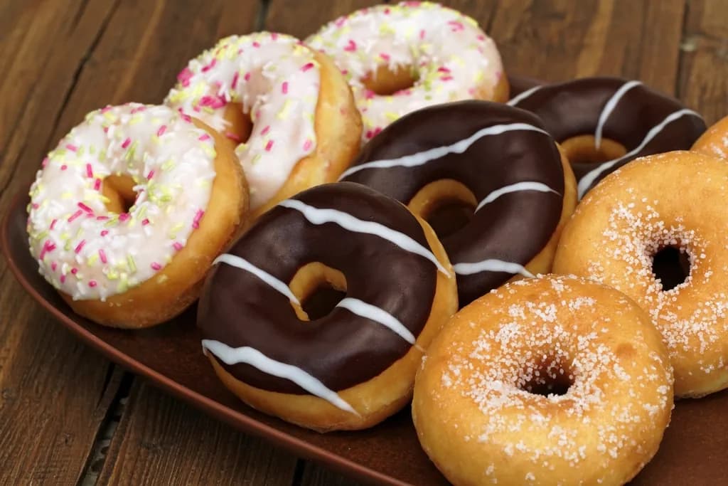 Donas glaseadas: Donas esponjosas con glaseado de chocolate, fresa o vainilla y chispas de colore