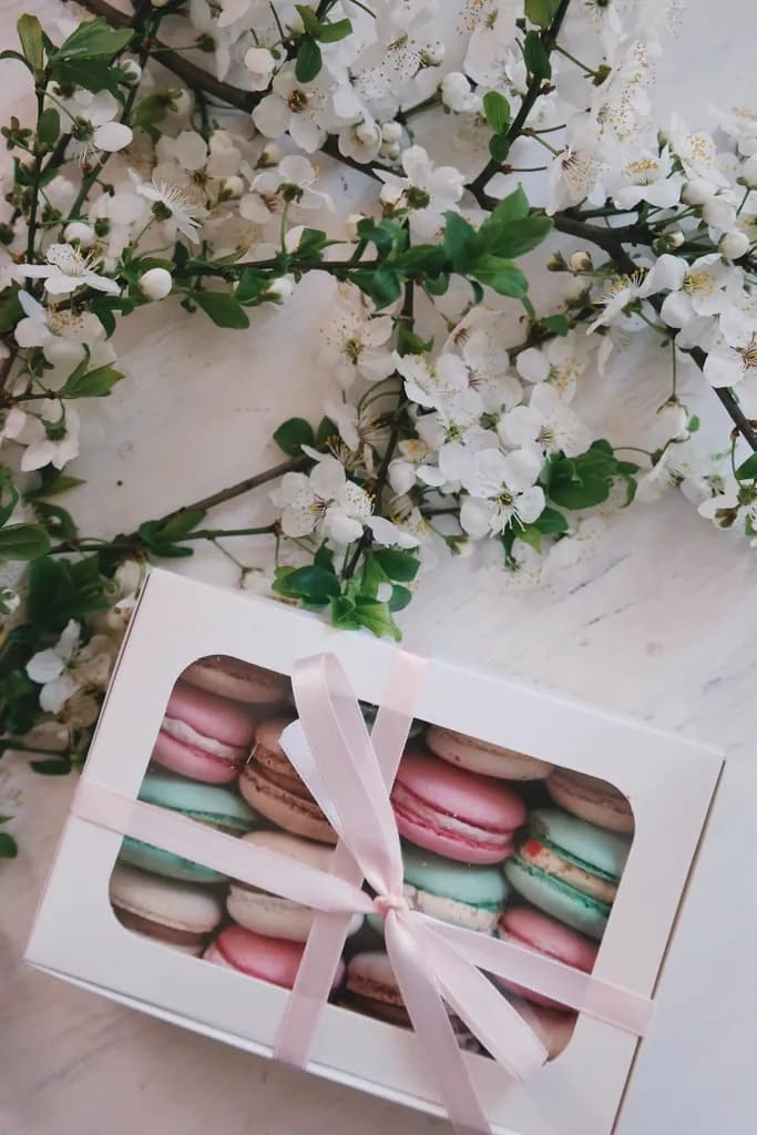 Caja de regalo dulce: Caja con una selección de postres de la casa, galletas y macarons, lista para re