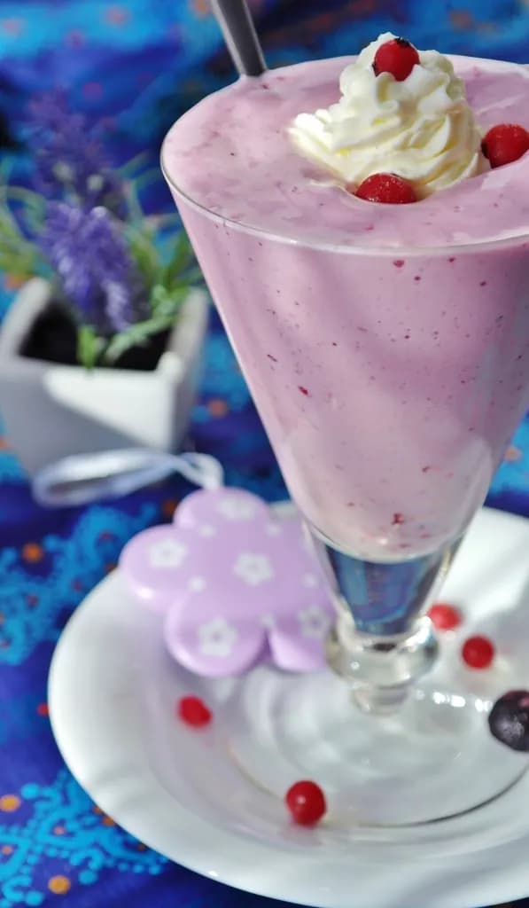 Smoothie de frutos rojos: Fresas, moras y arándanos licuados con yogur. Espeso, frutal y fresco.