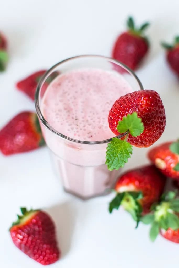 Malteada de fresa: Helado de fresa batido con leche y fresas, con crema batida encima.