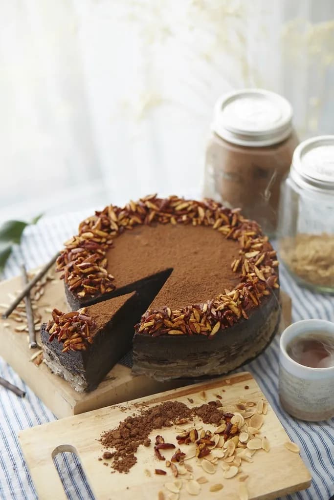 Torta de chocolate entera: Torta de chocolate de tres capas con ganache y decoración de chocolate. Ideal pa