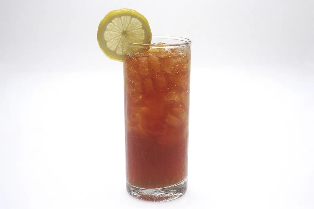 Té helado de limón: Té negro frío con limón y hierbabuena, endulzado a punto.