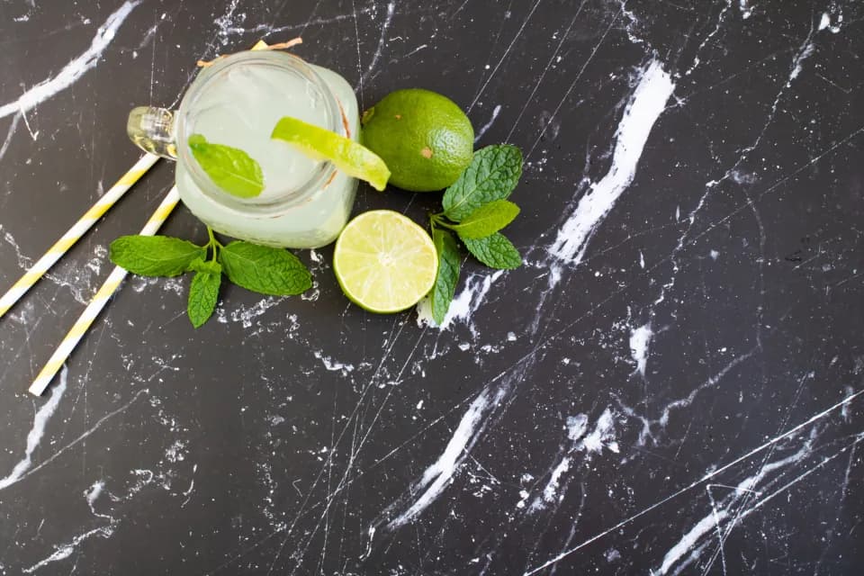 Limonada de coco: Limonada cremosa con leche de coco, bien fría. Refrescante y tropical.