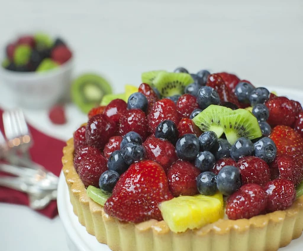 Tarta de frutas: Masa sablé con crema pastelera y frutas frescas de temporada: fresas, kiwi, arán