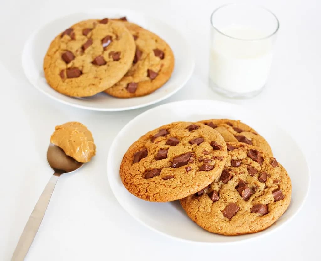 Galletas con chips de chocolate: Galletas horneadas cada mañana, doradas por fuera y suaves por dentro, llenas de