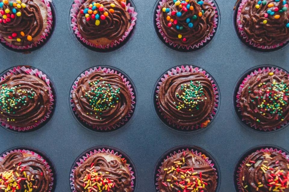 Caja de cupcakes: Seis cupcakes decorados en caja de regalo. Puedes elegir sabores y colores.