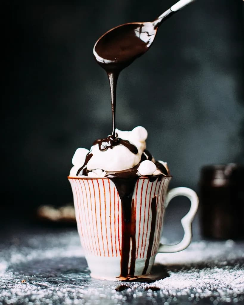 Chocolate caliente: Chocolate espeso preparado en leche, con malvaviscos. El abrazo en taza.